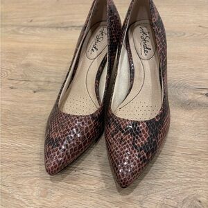 Life Stride Women's Snakeskin Pattern Heels